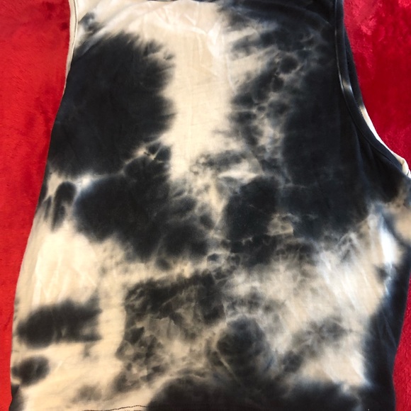 - Women sleeveless top. Size small - Picture 3 of 15